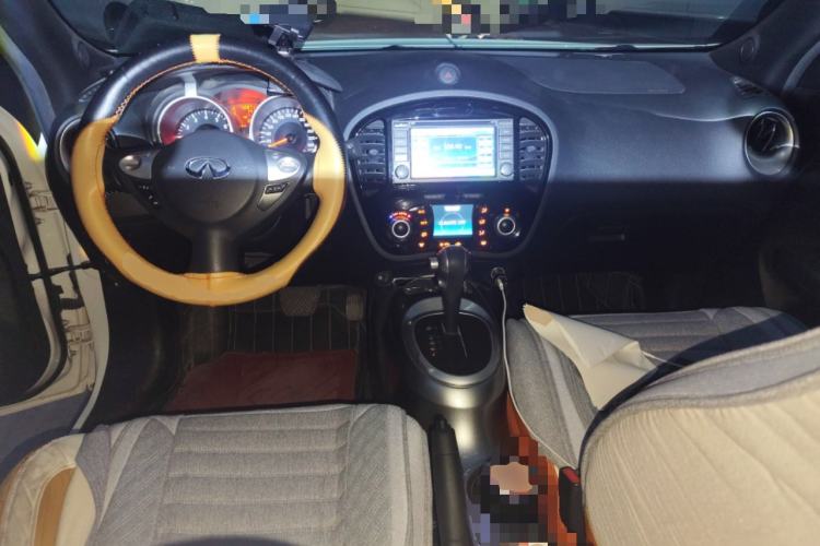 Used Infiniti ESQ 2014 1.6L Spontaneous Edition Center Console