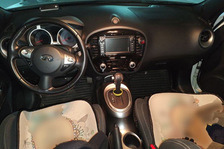 Used Infiniti ESQ 2014 1.6L Spontaneous Edition Center Console