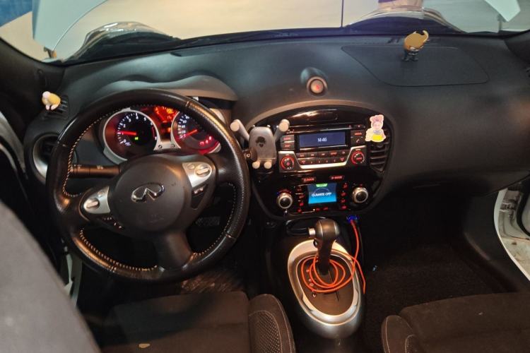 Used Infiniti ESQ 2014 1.6L Spontaneous Edition Center Console
