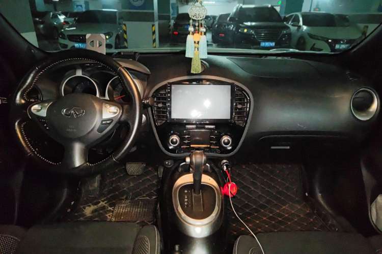 Used Infiniti ESQ 2014 1.6L Spontaneous Edition Center Console
