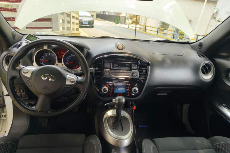 Used Infiniti ESQ 2014 1.6L Spontaneous Edition Center Console