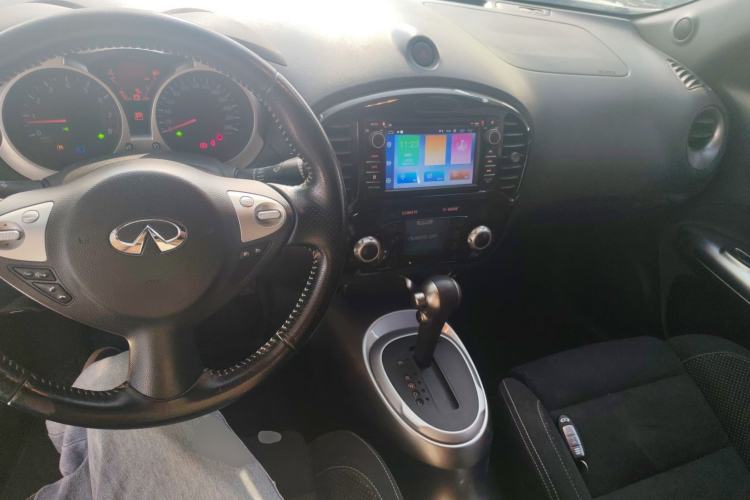 Used Infiniti ESQ 2014 1.6L Spontaneous Edition Center Console