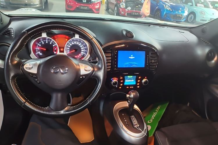 Used Infiniti ESQ 2014 1.6L Spontaneous Edition Center Console