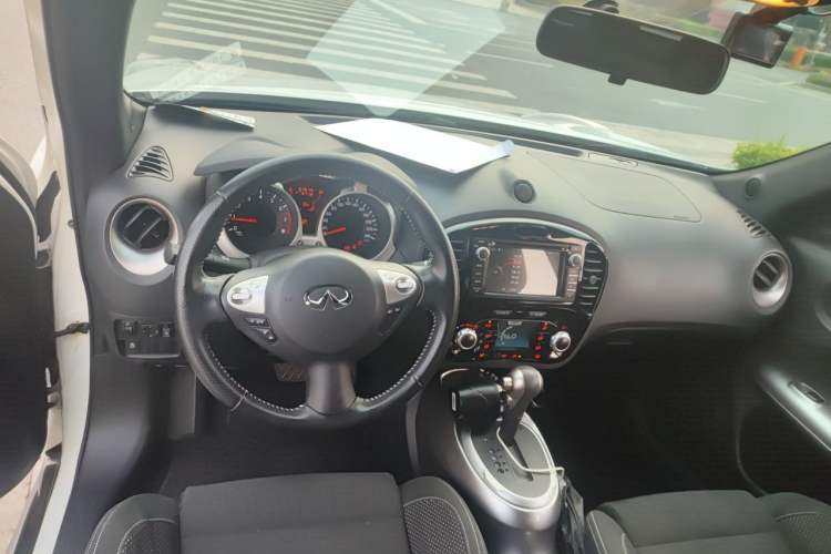 Used Infiniti ESQ 2014 1.6L Spontaneous Edition Center Console