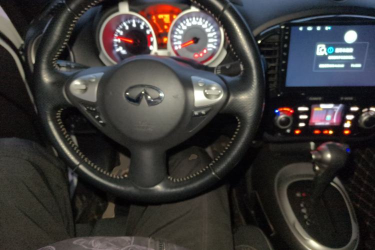 Used Infiniti ESQ 2014 1.6L Spontaneous Edition Center Console