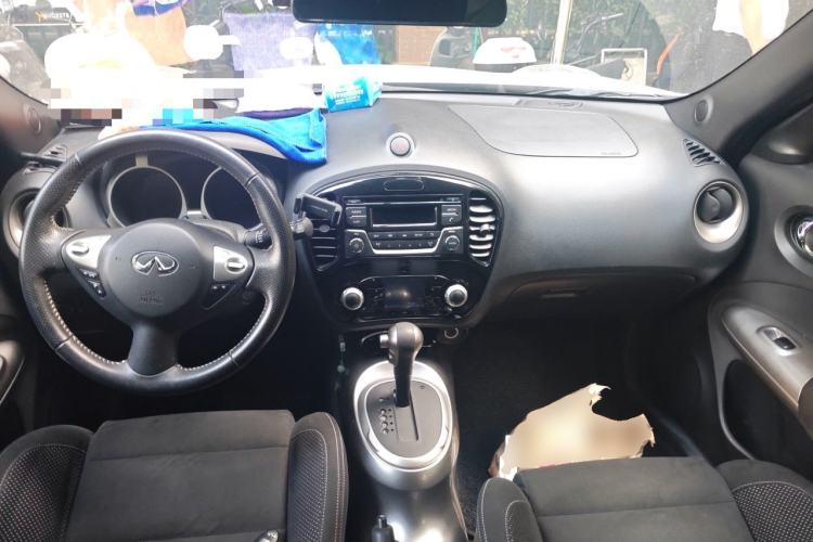 Used Infiniti ESQ 2014 1.6L Spontaneous Edition Center Console