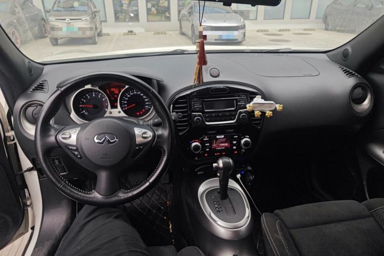 Used Infiniti ESQ 2014 1.6L Spontaneous Edition Center Console
