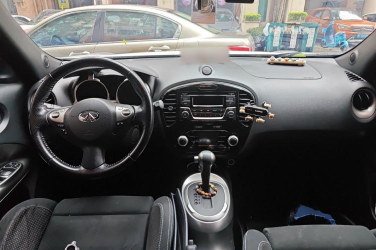 Used Infiniti ESQ 2014 1.6L Spontaneous Edition Center Console