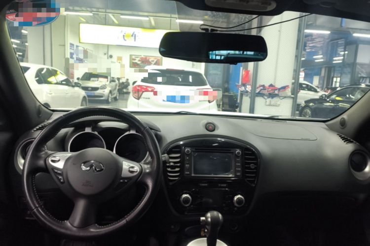 Used Infiniti ESQ 2014 1.6L Spontaneous Edition Center Console