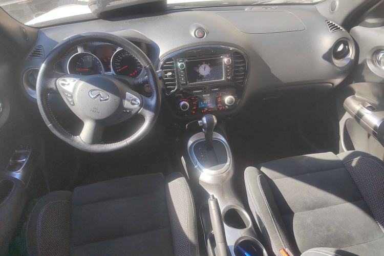 Used Infiniti ESQ 2014 1.6L Spontaneous Edition Center Console