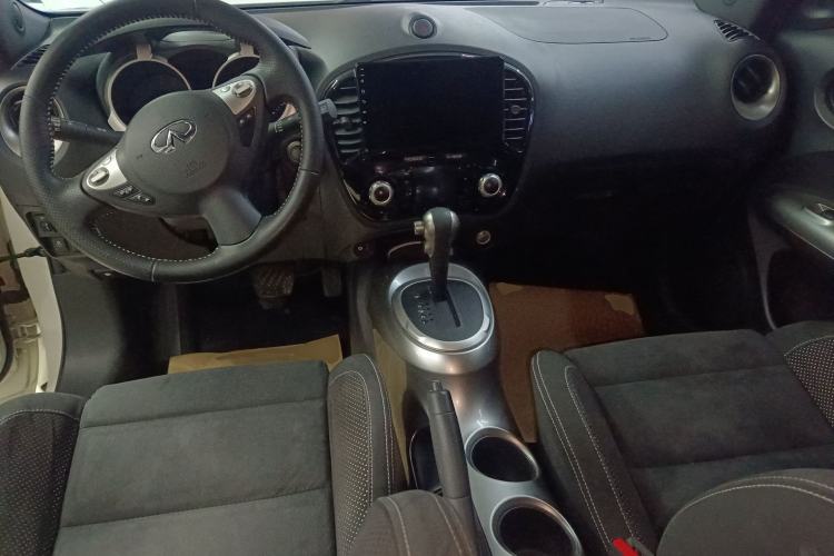 Used Infiniti ESQ 2014 1.6L Spontaneous Edition Center Console