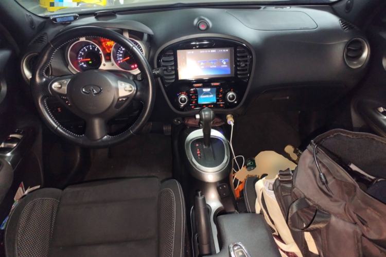 Used Infiniti ESQ 2014 1.6L Spontaneous Edition Center Console