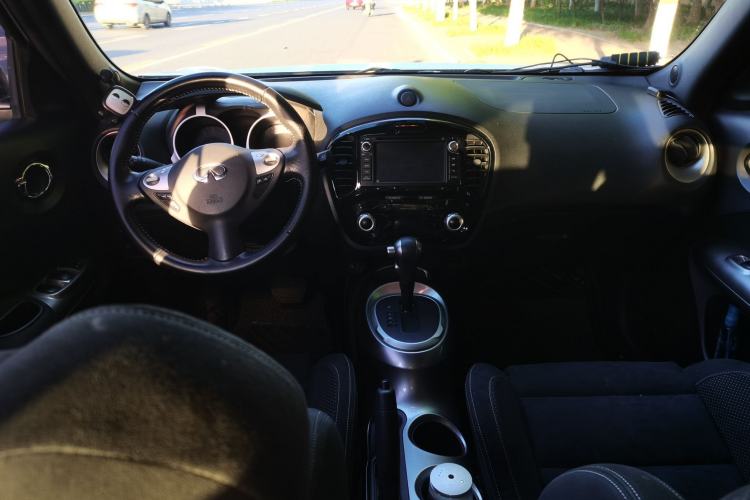 Used Infiniti ESQ 2014 1.6L Spontaneous Edition Center Console