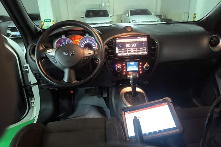 Used Infiniti ESQ 2014 1.6L Spontaneous Edition Center Console