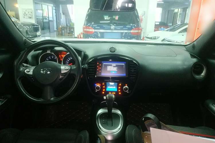 Used Infiniti ESQ 2014 1.6L Spontaneous Edition Center Console