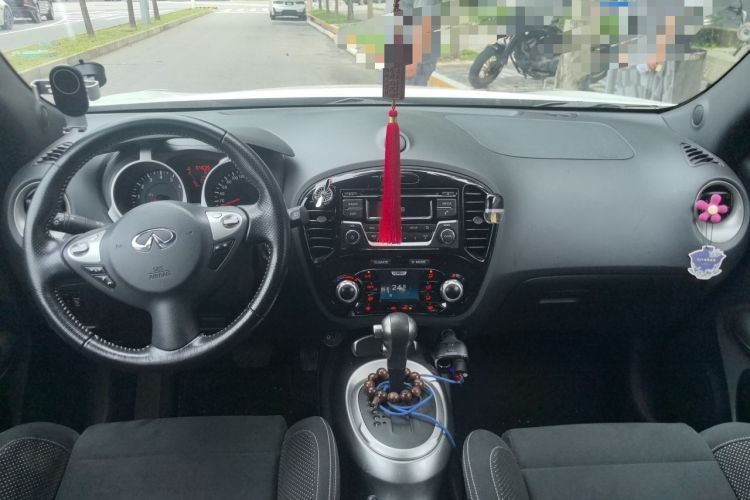Used Infiniti ESQ 2014 1.6L Spontaneous Edition Center Console