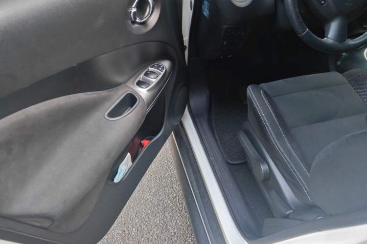 Used Infiniti ESQ 2014 1.6L Spontaneous Edition Driver Seat