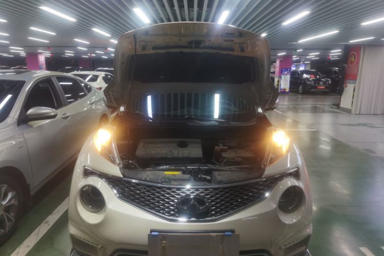 Used Infiniti ESQ 2014 1.6L Spontaneous Edition Engine Bay