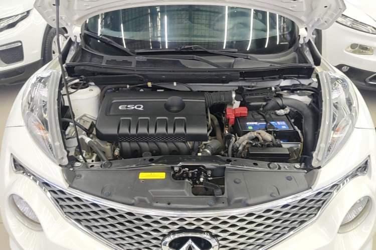 Used Infiniti ESQ 2014 1.6L Spontaneous Edition Engine Bay