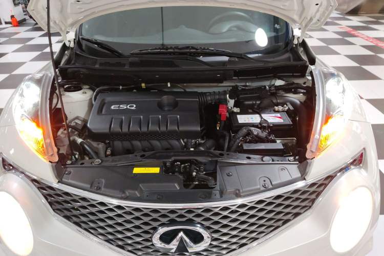 Used Infiniti ESQ 2014 1.6L Spontaneous Edition Engine Bay