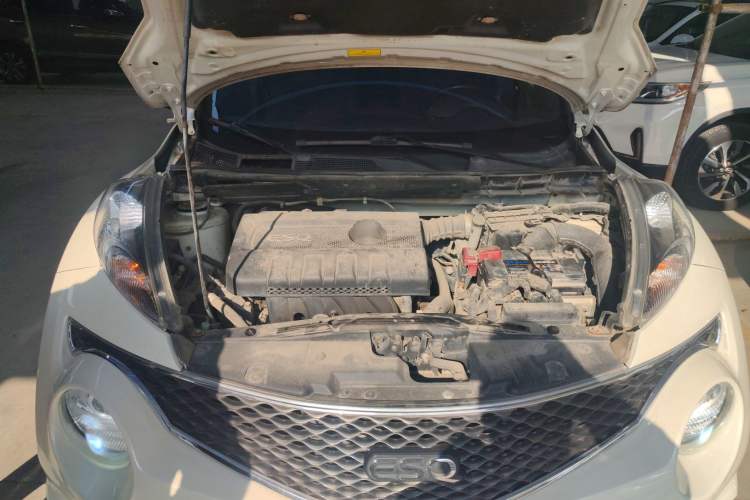Used Infiniti ESQ 2014 1.6L Spontaneous Edition Engine Bay