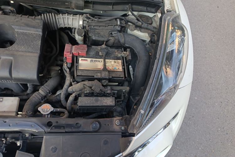 Used Infiniti ESQ 2014 1.6L Spontaneous Edition Engine Bay Left