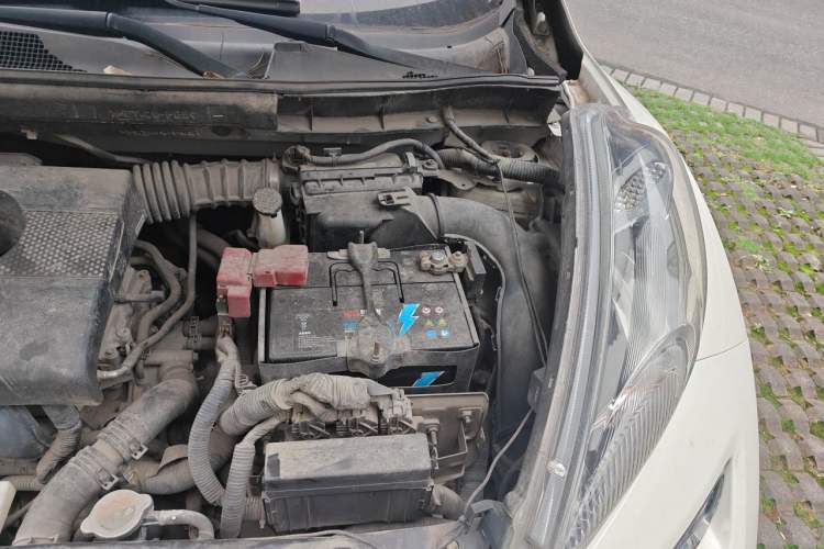 Used Infiniti ESQ 2014 1.6L Spontaneous Edition Engine Bay Left