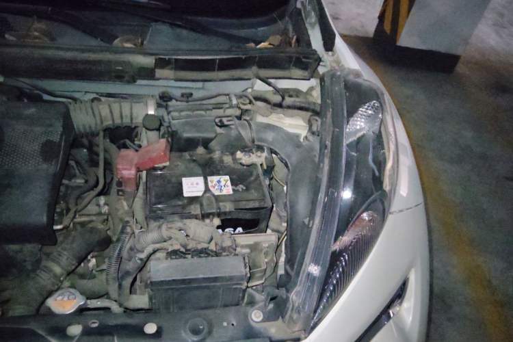 Used Infiniti ESQ 2014 1.6L Spontaneous Edition Engine Bay Left