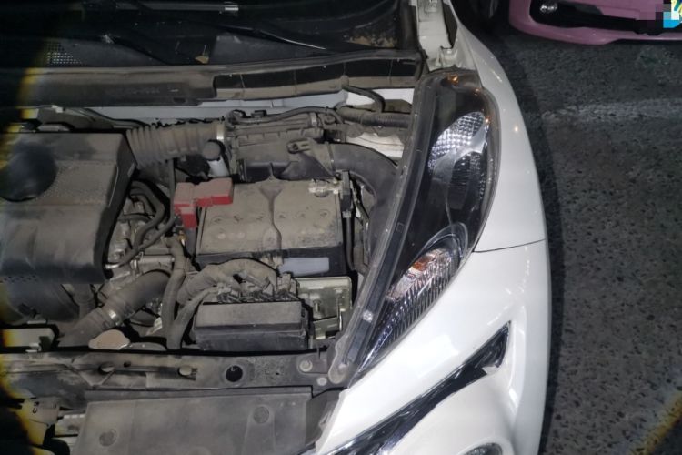 Used Infiniti ESQ 2014 1.6L Spontaneous Edition Engine Bay Left