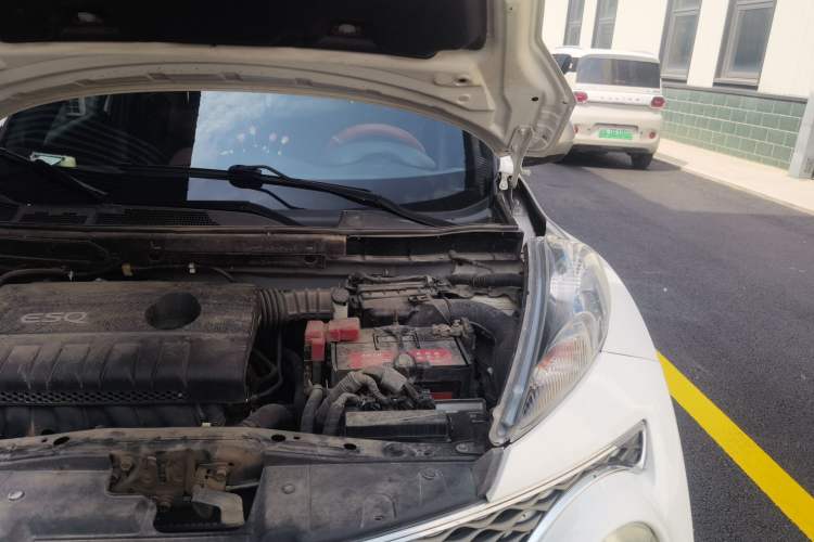 Used Infiniti ESQ 2014 1.6L Spontaneous Edition Engine Bay Left