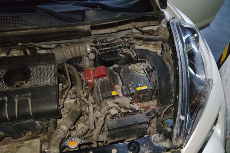 Used Infiniti ESQ 2014 1.6L Luxury Edition Engine Bay Left