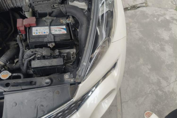 Used Infiniti ESQ 2014 1.6L Spontaneous Edition Engine Bay Left