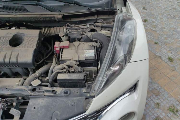 Used Infiniti ESQ 2014 1.6L Spontaneous Edition Engine Bay Left