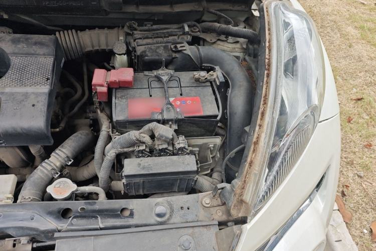 Used Infiniti ESQ 2014 1.6L Spontaneous Edition Engine Bay Left