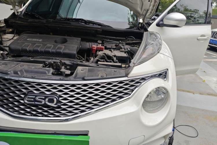 Used Infiniti ESQ 2014 1.6L Luxury Edition Engine Bay Left
