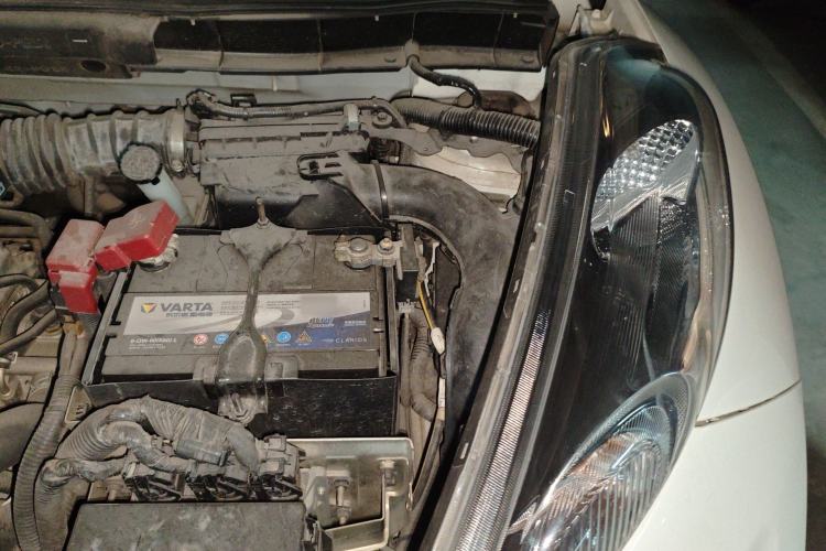 Used Infiniti ESQ 2014 1.6L Spontaneous Edition Engine Bay Left