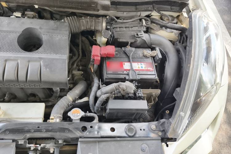 Used Infiniti ESQ 2014 1.6L Spontaneous Edition Engine Bay Left