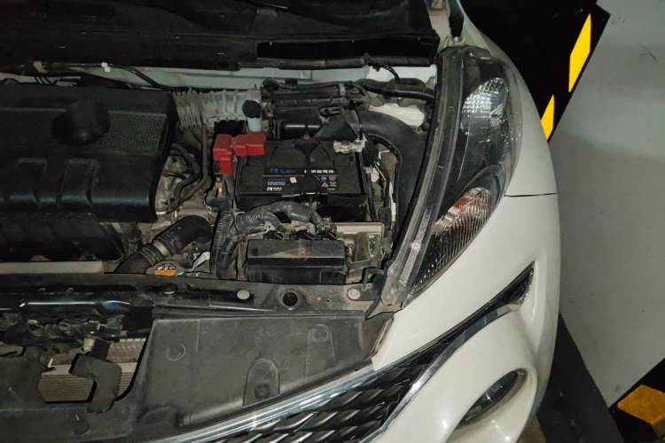 Used Infiniti ESQ 2014 1.6L Spontaneous Edition Engine Bay Left