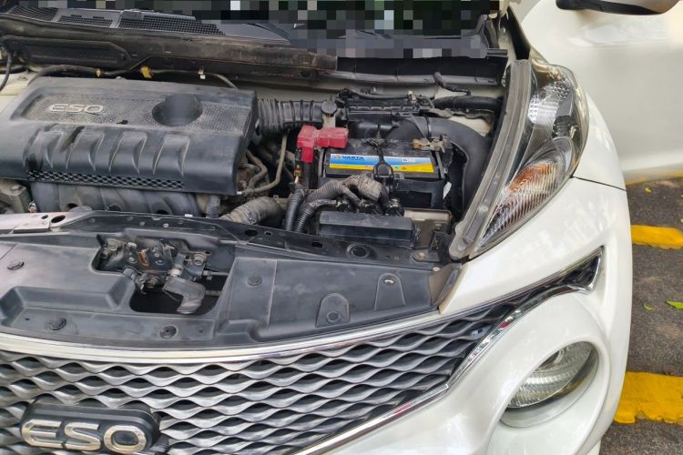 Used Infiniti ESQ 2014 1.6L Spontaneous Edition Engine Bay Left