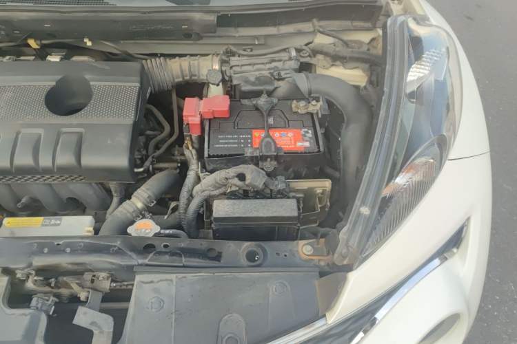 Used Infiniti ESQ 2014 1.6L Spontaneous Edition Engine Bay Left