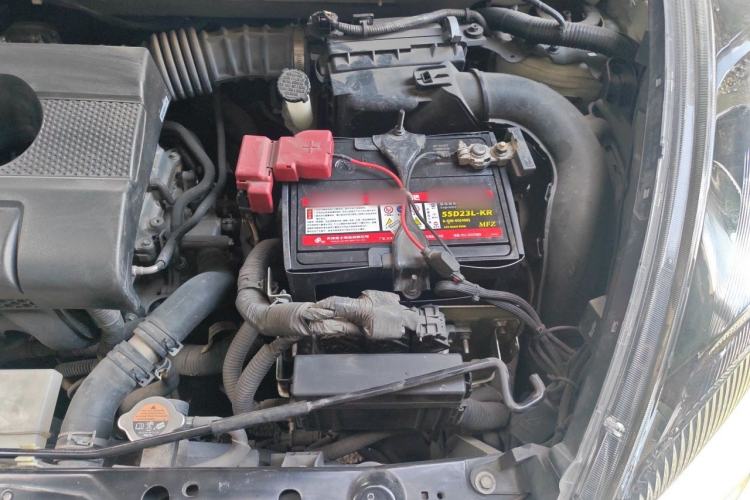Used Infiniti ESQ 2014 1.6L Spontaneous Edition Engine Bay Left