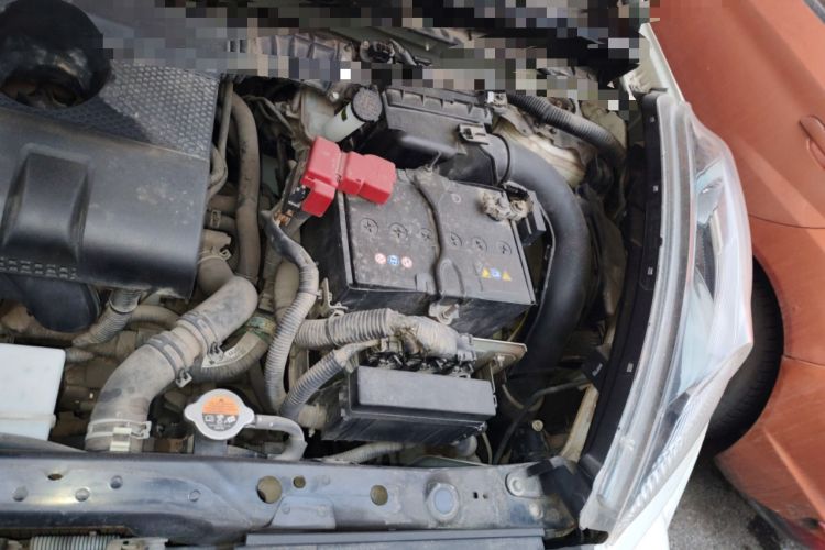 Used Infiniti ESQ 2014 1.6L Spontaneous Edition Engine Bay Left