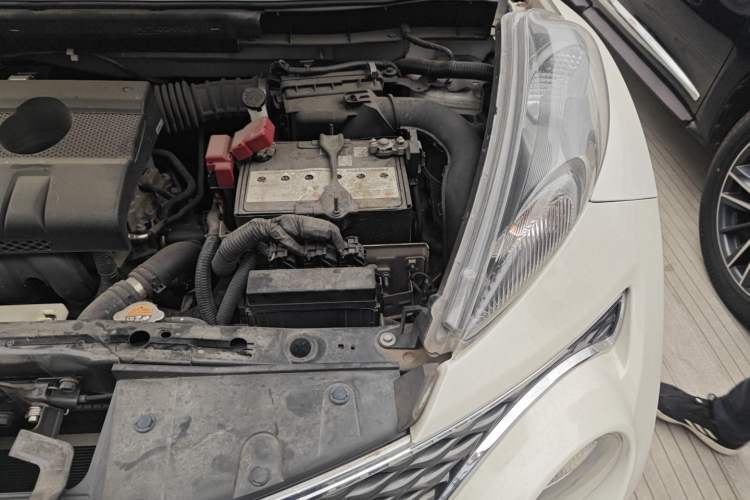 Used Infiniti ESQ 2014 1.6L Spontaneous Edition Engine Bay Left
