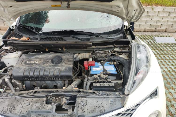Used Infiniti ESQ 2014 1.6L Spontaneous Edition Engine Bay Left