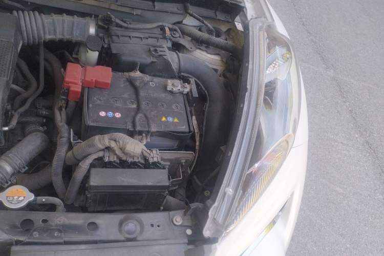 Used Infiniti ESQ 2014 1.6L Spontaneous Edition Engine Bay Left