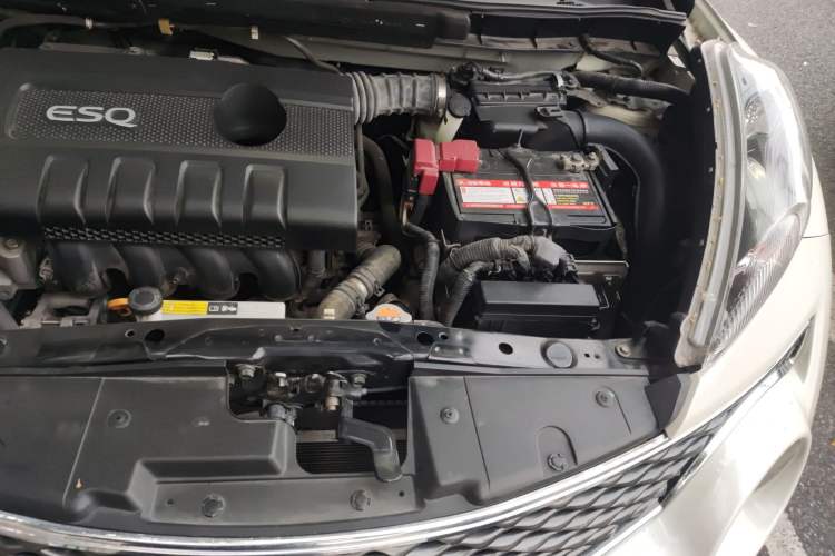 Used Infiniti ESQ 2014 1.6L Spontaneous Edition Engine Bay Left