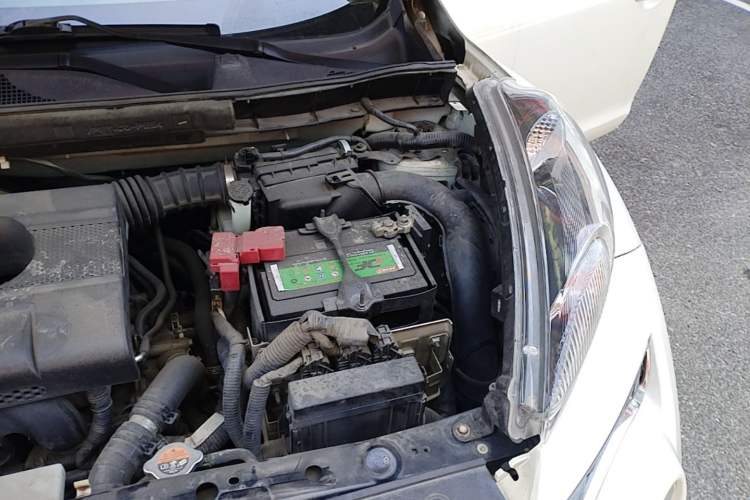 Used Infiniti ESQ 2014 1.6L Spontaneous Edition Engine Bay Left