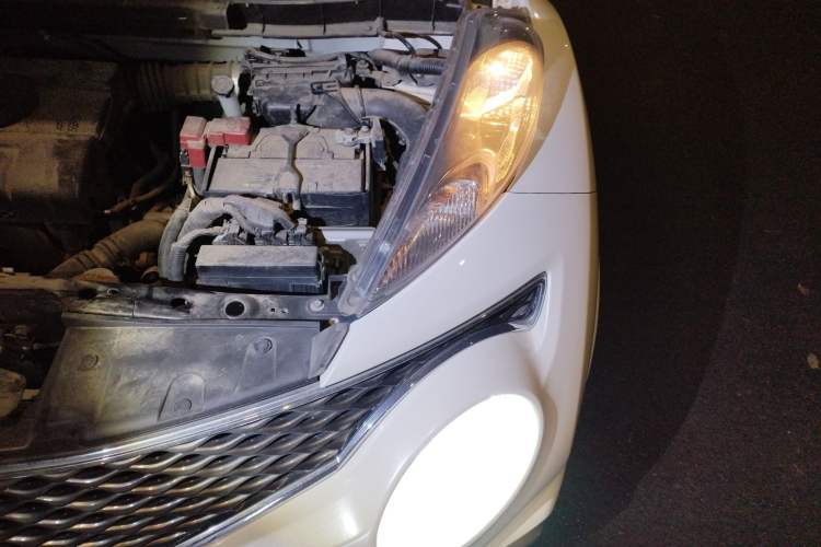 Used Infiniti ESQ 2014 1.6L Spontaneous Edition Engine Bay Left
