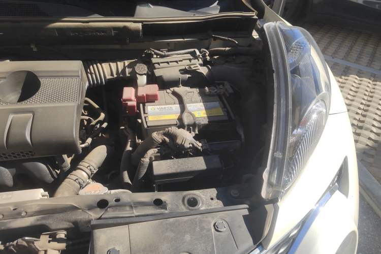 Used Infiniti ESQ 2014 1.6L Spontaneous Edition Engine Bay Left