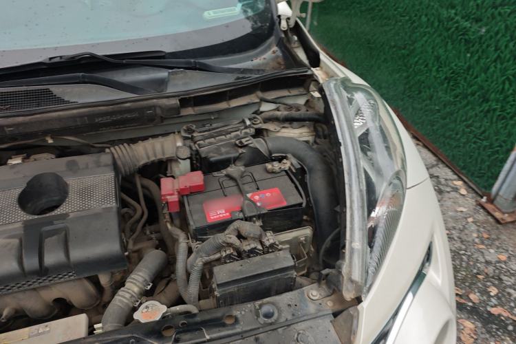 Used Infiniti ESQ 2014 1.6L Spontaneous Edition Engine Bay Left